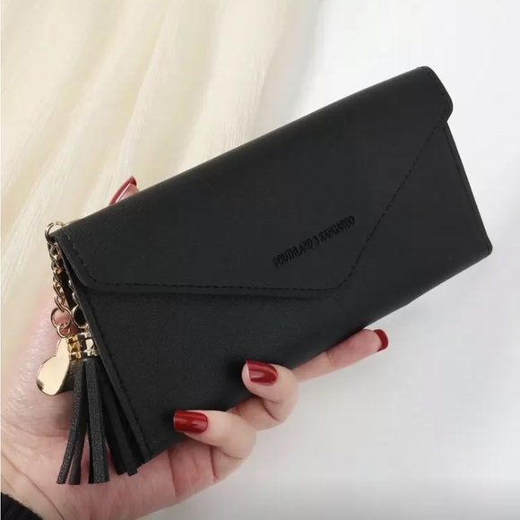 ⚠️Clearance Sleek Black Tassel Long Wallet With Gold Heart Pendant - Picture 2 of 4